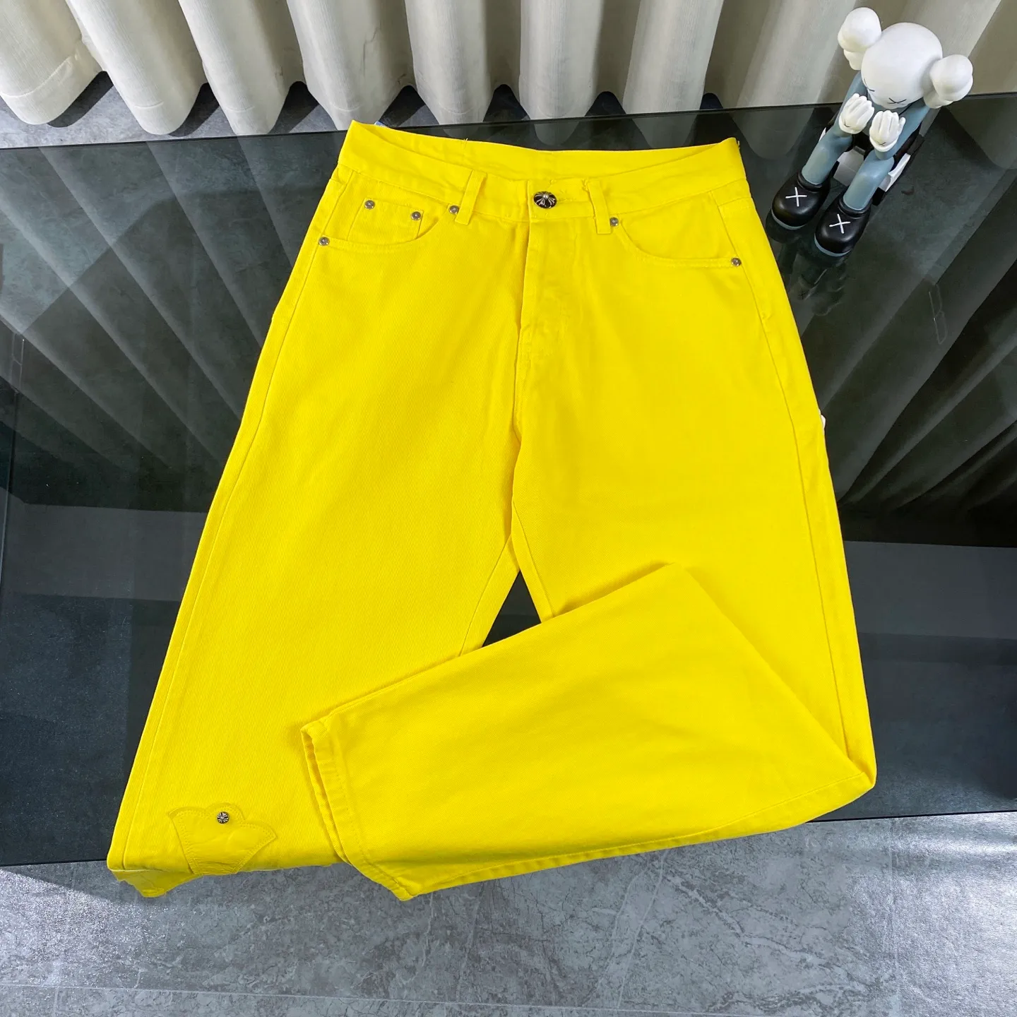 P270 CH Chromehearts 2025 new Paris-limited yellow large cross jeans, top ceiling quality, styles with different wash textures, very friendly to people with thin legs and thick legs, the straight and loose version is very flattering to the leg shape, the moderate length that never goes out of style, easy and casual to match, the basic style of various styles, a must-have in the wardrobe! The fabric is stiff but also makes the upper body soft without losing texture. The washing process is even more perfect. It is a must-have item for everyone! ! ! Washed wheat, hang tag, pants label, three complete labels, color: yellow, size: 28, 30, 32, 34